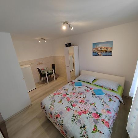 Rooms Neda Izola Bagian luar foto